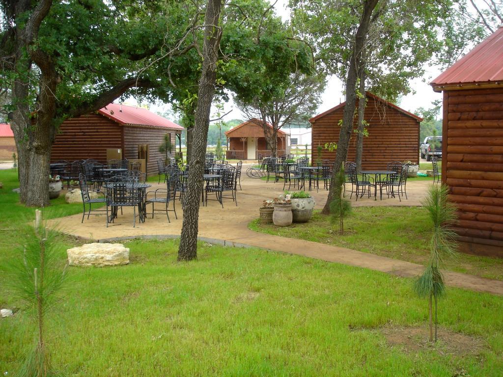 Rustic Creek Ranch Resort At North Jellystone Park Burleson Exterior foto