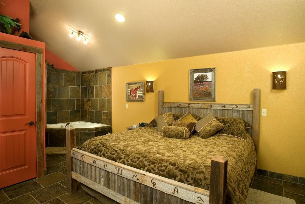 Rustic Creek Ranch Resort At North Jellystone Park Burleson Exterior foto