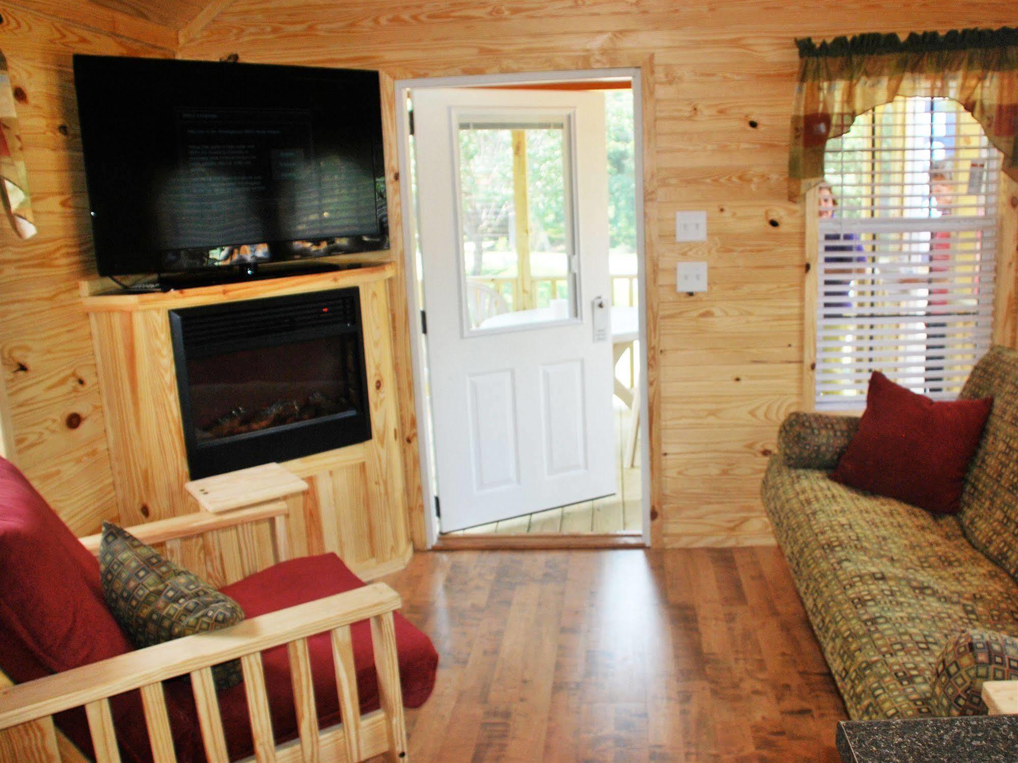 Rustic Creek Ranch Resort At North Jellystone Park Burleson Exterior foto