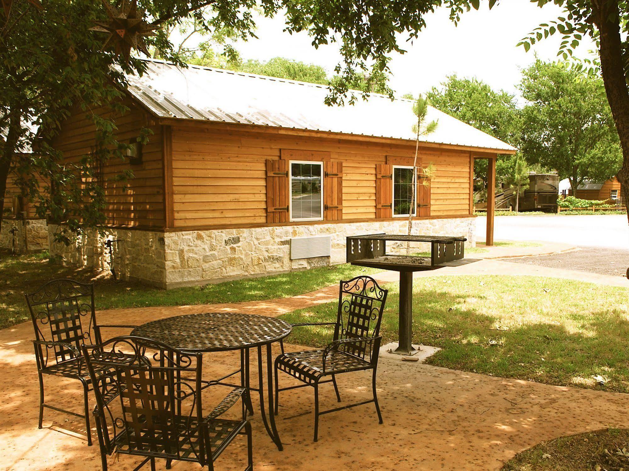 Rustic Creek Ranch Resort At North Jellystone Park Burleson Exterior foto
