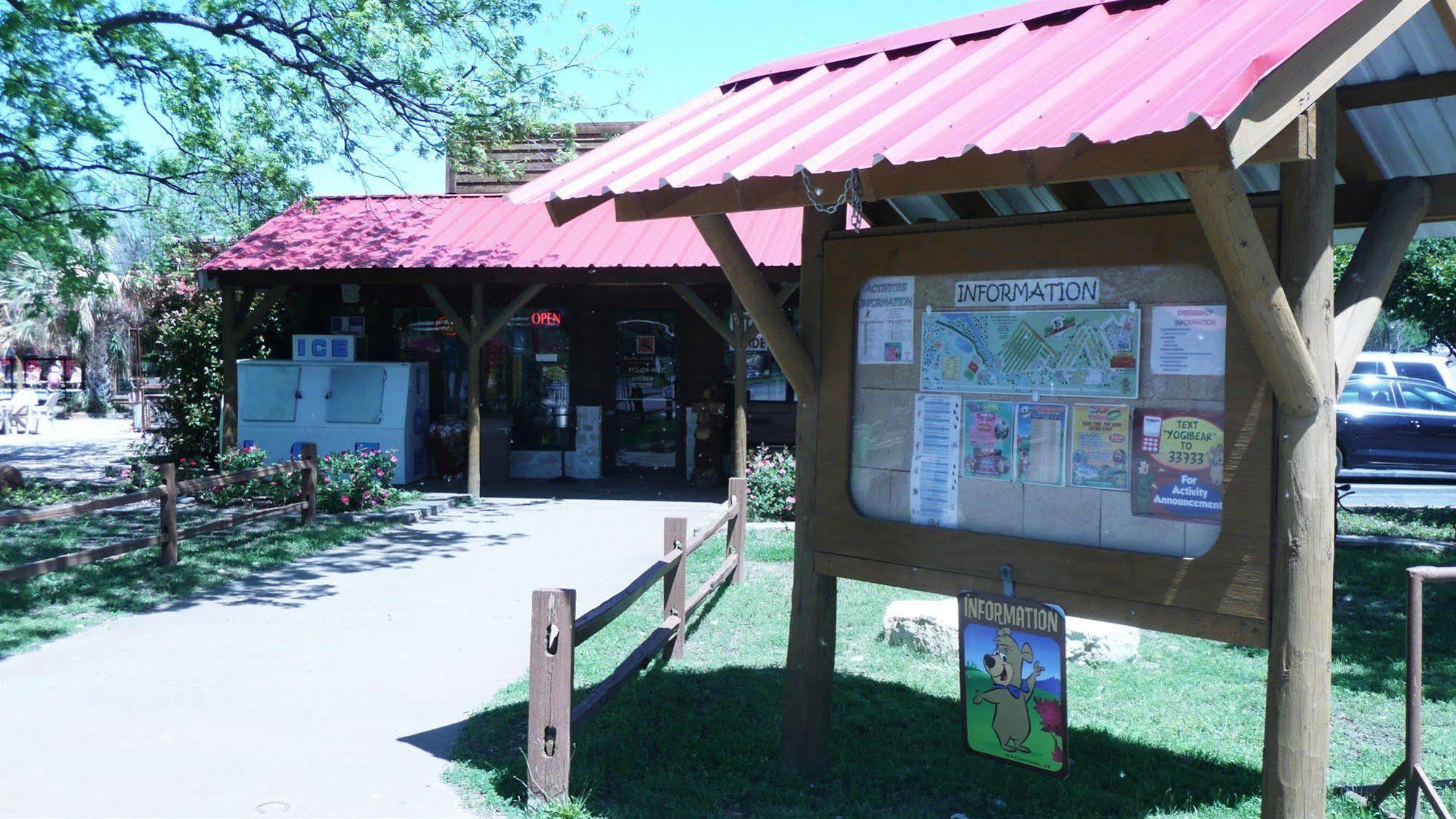 Rustic Creek Ranch Resort At North Jellystone Park Burleson Exterior foto