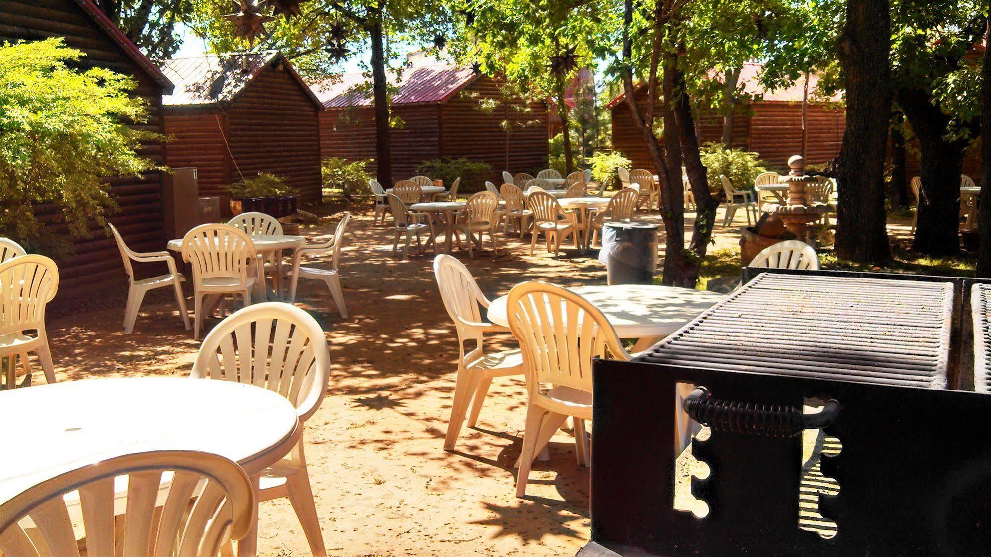Rustic Creek Ranch Resort At North Jellystone Park Burleson Exterior foto