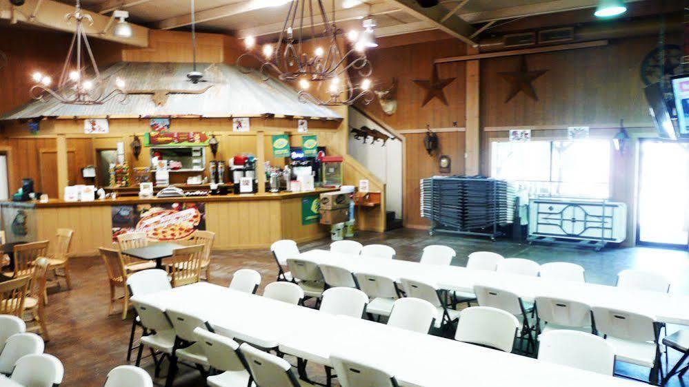 Rustic Creek Ranch Resort At North Jellystone Park Burleson Exterior foto